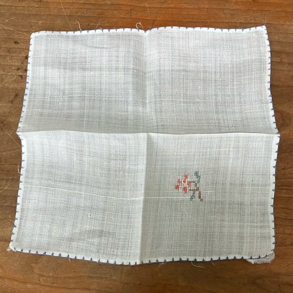 Vintage White Handkerchief Set with Lace and Embroidery - Picture 9 of 12
